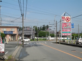 2 km from Matsusaka station and it crosses with Prefecture Road #756